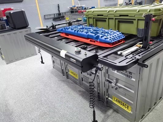 Acceso a las instalaciones de acampada y ducha con depósito de agua con estilo de diseño deportivo y material de calidad alimentaria