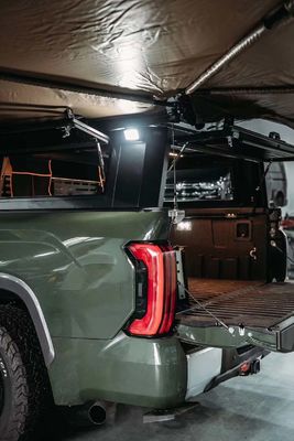 Toyota Tundra Pickup Negro cubierta de cama con montaje del maletero y construcción de aluminio