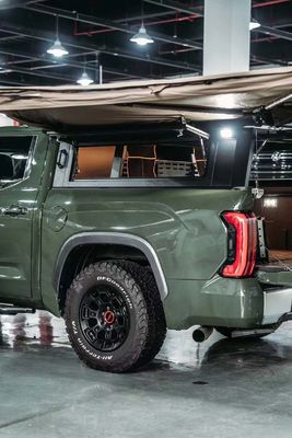 Toyota Tundra Pickup Negro cubierta de cama con montaje del maletero y construcción de aluminio