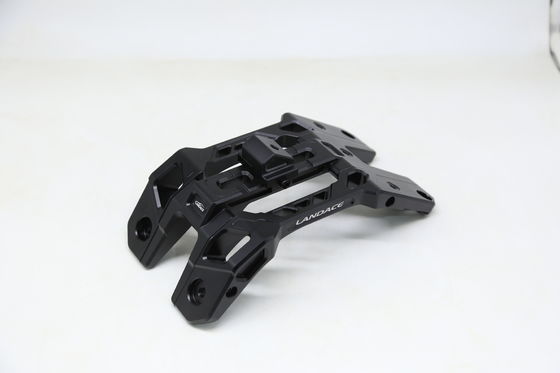 Convenientes soportes de montaje de luz de pilar A recubiertos en polvo para el mecanizado CNC de aleación de aluminio