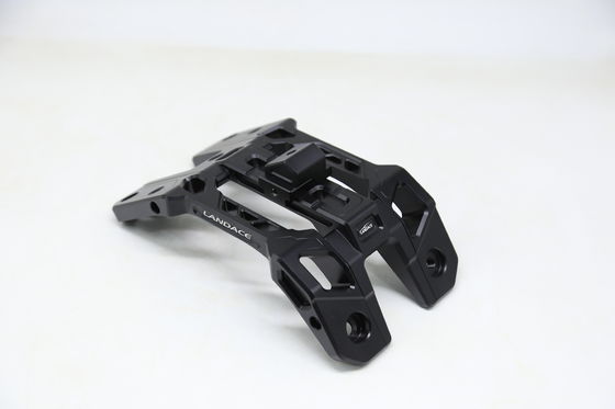 Convenientes soportes de montaje de luz de pilar A recubiertos en polvo para el mecanizado CNC de aleación de aluminio