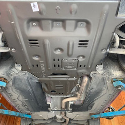 Protección del motor Alfa Romeo Giulia con placa de deslizamiento de aleación de aluminio y magnesio en negro