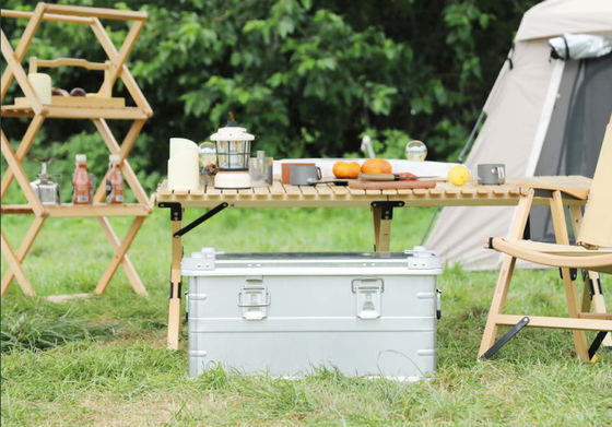 Caja de cocina compacta y ligera de aluminio para acampar con un amplio espacio de almacenamiento