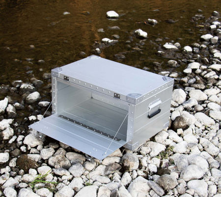 Caja de cocina compacta y ligera de aluminio para acampar con un amplio espacio de almacenamiento