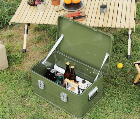 Caja de cocina compacta y ligera de aluminio para acampar con un amplio espacio de almacenamiento