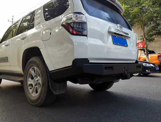 Toyota 4Runner parachoques delanteros recubiertos de polvo con barras de gancho y parachoques traseros