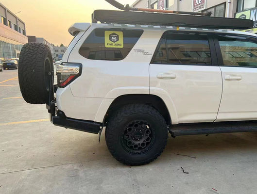 Toyota 4Runner parachoques delanteros recubiertos de polvo con barras de gancho y parachoques traseros