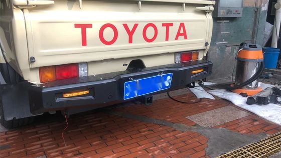 Toyota LC79 Parachoques traseros con porta neumáticos Jerrycan Holder Gancho Bull Bar Parachoques delanteros