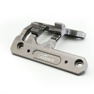 Instalaciones de iluminación de montaje eficiente en el tanque 300 de la Gran Muralla con soportes compatibles con JEEP