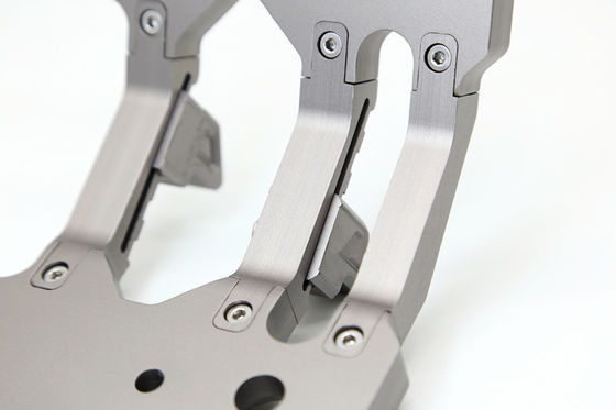 Instalaciones de iluminación de montaje eficiente en el tanque 300 de la Gran Muralla con soportes compatibles con JEEP