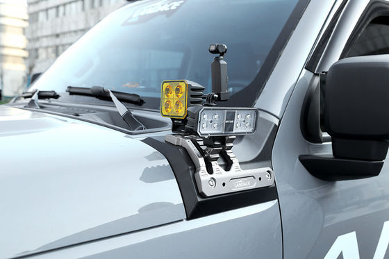 Instalaciones de iluminación de montaje eficiente en el tanque 300 de la Gran Muralla con soportes compatibles con JEEP