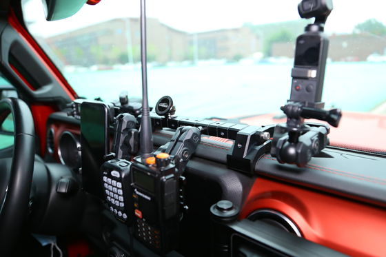 Jeep Wrangler Telefono GoPro CB Micrófono y portador de cámaras DSLR con diseño geométrico